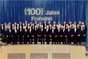 Der Männerchor im Jahre 1998, aufgenommen zum 100. Gründungsjubiläum in der TSV-Halle.